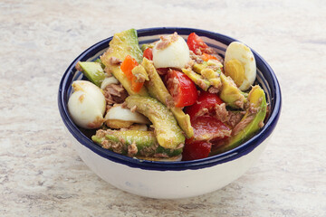 Salad with tuna and avocado