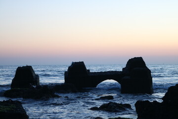 Tramonto estivo sul mare fra le rocce antiche