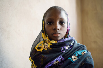 Portrait of Malian girl portrait looking to camera - obrazy, fototapety, plakaty