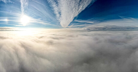 W chmurach, pod chmurami nad mgłą.  - obrazy, fototapety, plakaty