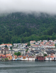 Ungewöhnliches Panorama vom Wasser aus: Häuser und Gebäude in der norwegischen Stadt Bergen am...