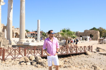 Mężczyzna na wakacjach podczas zwiedzania starożytnych ruin. 