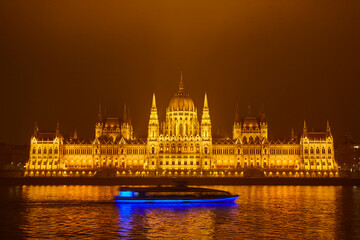 Obraz premium Hungarian parliament and Danube river by night in Budapest