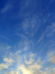 Cielo con nubes al atardecer