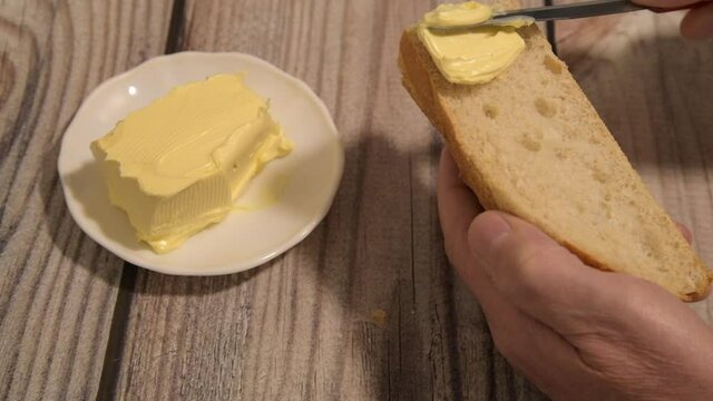 tartinage d'une tranche de pain au beurre