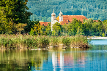 Fototapeta premium Kloster Schlehdorf am Kochelsee in Oberbayern