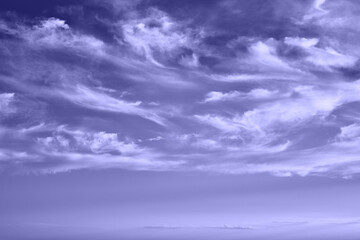 Hemel met veren wolken, violet zeer peri kleur, abstracte achtergrond.