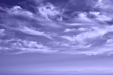 Zelfklevend Fotobehang Pantone 2022 very peri Hemel met veren wolken, violet zeer peri kleur, abstracte achtergrond.