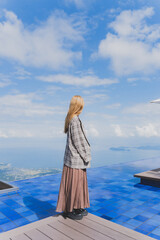 琵琶湖バレイの青空と女性