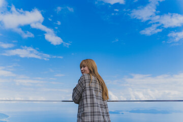 Fototapeta premium 琵琶湖バレイの青空と女性