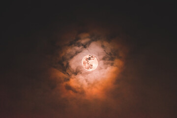 Luna entre nubes