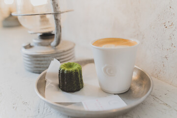 カフェラテと抹茶カヌレ