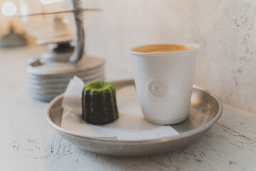 カフェラテと抹茶カヌレ