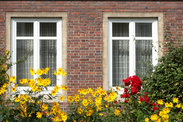 Fototapeta na wymiar Fenster mit Blumen, Deutschland