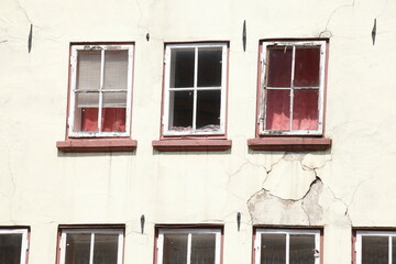 Fototapeta na wymiar Alte Fenster an einem alten verfallenen Haus, Deutschland, Europa