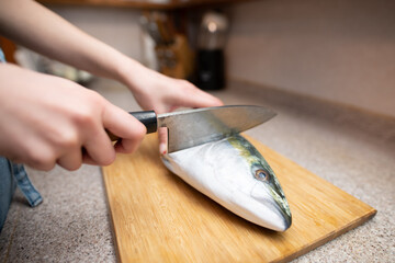 魚を捌く女性