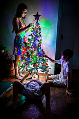 Crianças montando árvore de Natal