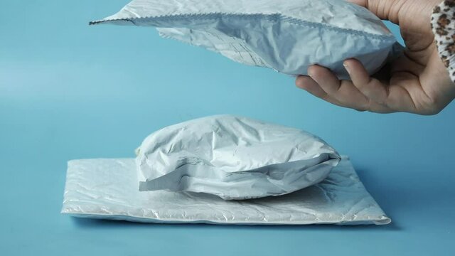  hand pick paper bubble envelope on table 