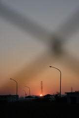 金網越しに見える、今や沈もうとしている太陽