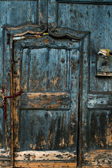 Portone_legno_blu_rovinato_