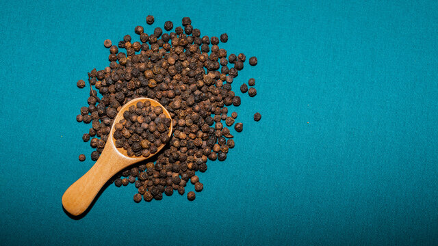 Tas de poivre noir en grain avec cuill&egrave;re en bois