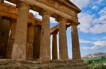Obraz premium Remains of Greek Temple of Concordia in Valley of the Temples (Valle dei Templi). UNESCO World Heritage Site in Agrigento, Sicily, Italy.