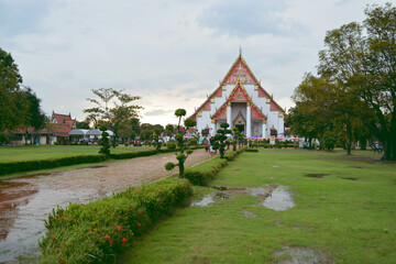 Fototapeta na wymiar Beautiful Thai temple at Wat Mongkol Bophit (Viharn Phra Mongkhon Bophit) in Ayutthaya period is the capital faraway.