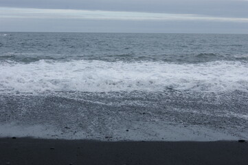Island, schwarzer Strand, Reynisfjara, Reynisdrangar-Seespitzen
Iceland, black beach