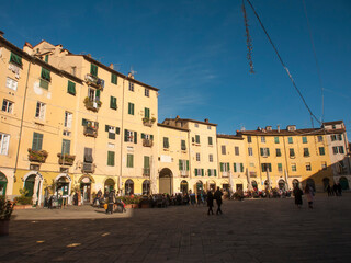 Fototapeta premium Italia, Toscana, la città di Lucca. Piazza del Mercato.
