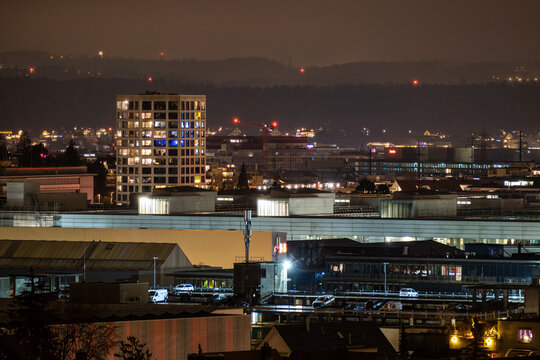 Skyline von Oelikon Z&uuml;rich in der Nacht. Osterwalder Tower und ABB Gel&auml;nde in Oerlikon sind zu sehen.