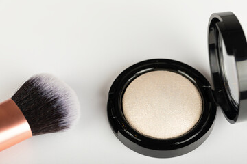 Close up highlighter and brush