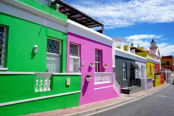 Gartenposter Distinctive bright houses in the bo-kaap district of Cape Town, South Africa © fivepointsix