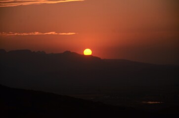 Fototapeta premium Atardecer o puesta de sol arriba de una montaña
