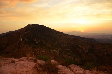 Atardecer o puesta de sol arriba de una montaña