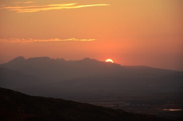 Atardecer o puesta de sol arriba de una montaña