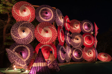 Fototapeta premium 秋の夜にライトアップされた和傘のオブジェ