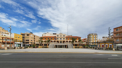 Obraz premium Vega Baja del Segura - Guardamar del Segura - Plaza de la Constitución: Iglesia de San Jaime Apóstol y Ayuntamiento.