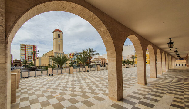 Vega Baja del Segura - Guardamar del Segura - Plaza de la Constituci&oacute;n: Iglesia de San Jaime Ap&oacute;stol y Ayuntamiento.