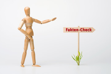 Gliederfigur auf dem Weg zum Fakten-Check