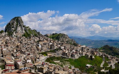 Panoramic view of mountain town Caltabellotta, Sicily, Italy. - obrazy, fototapety, plakaty