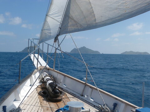 Sail cruise through the Mamanuca Islands, Fiji