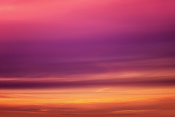 Kleurrijke bewolkte hemel bij zonsondergang. Overgangskleur. Hemel textuur. Abstracte natuur achtergrond