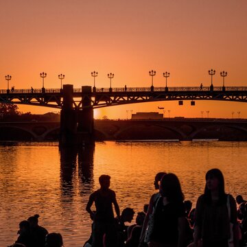 Coucher de soleil sur les quais de la Daurade au bord de la Garonne &agrave; Toulouse