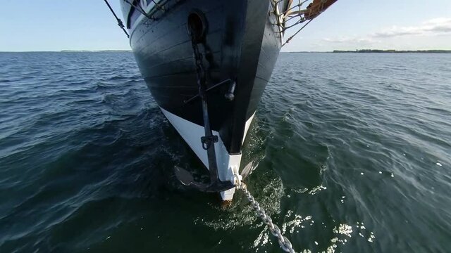 Altes Segelschiff mit Bugwelle und Anker im Sommer - Von Vorne