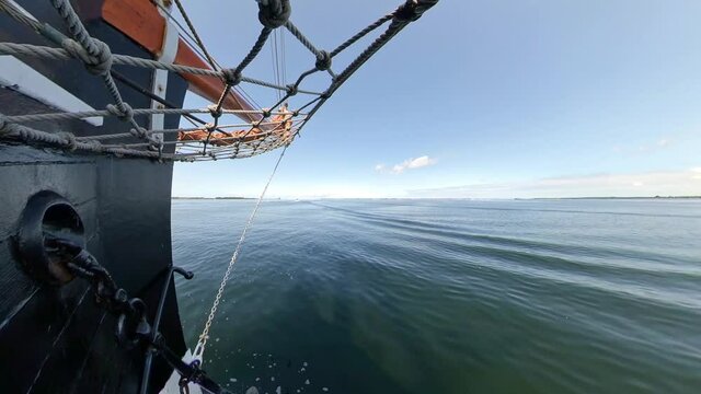 Altes Segelschiff mit Bugwelle und Anker im Sommer - Blick nach Vorne