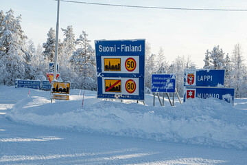 Verkehrsschilder am Grenzübergang von Schweden nach Finnland in Muonio Lappland 