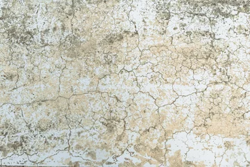 Fotobehang Verweerde muur Gebarsten oranje bestrating. oud ruw grijs cementoppervlak voor de achtergrond. oppervlak met scheuren en krassen. Muren en achtergronden Oude cement oranje zwarte vlekken op het oppervlak veroorzaakt door vocht.
