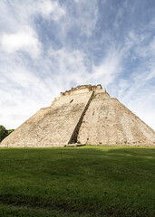 Fototapeta na wymiar chichen itza pyramid of the magician