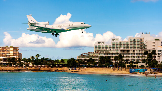 jet landing near Maho Beach, Sint Maarten