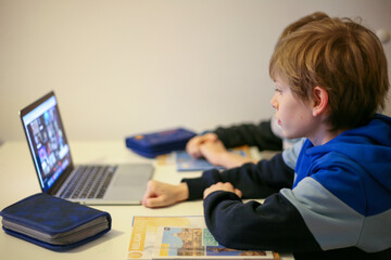 Fototapeta na wymiar Dzieci uczące się na zdalnych lekcjach online